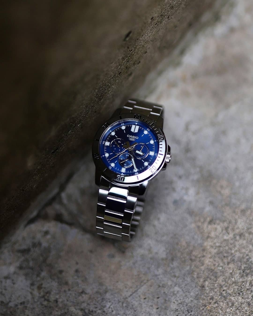 Orologio Casio MTP-VD300D-2EUDF con quadrante blu e bracciale in acciaio, vista frontale
Dettaglio del quadrante blu con sotto-quadranti giorno, data e 24 ore – Casio MTP-VD300D-2EUDF
Vista laterale della cassa in acciaio inox da 45 mm dell’orologio Casio MTP-VD300D-2EUDF
Orologio da uomo Casio MTP-VD300D-2EUDF con stile elegante e design multifunzione