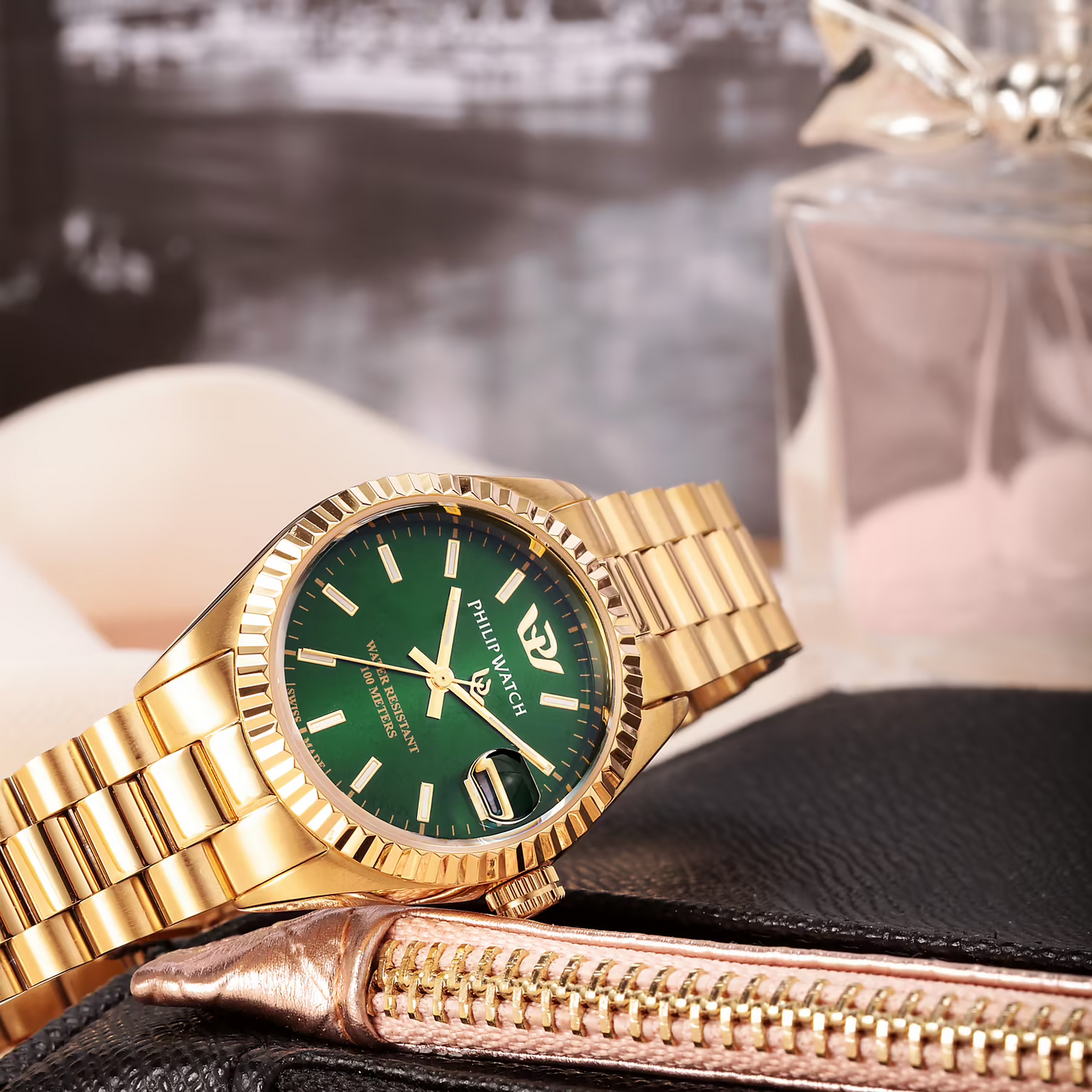 Orologio donna Philip Watch R8253597591 collezione Caribe, cassa 31 mm in acciaio dorato lucido e satinato, vetro zaffiro, bracciale in metallo gold con chiusura a farfalla, movimento al quarzo Swiss Made.