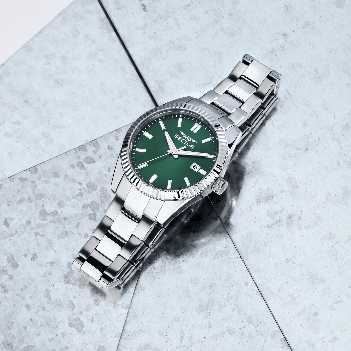 Sector Green R3253240048 – Steel Case with Knurled Bezel
