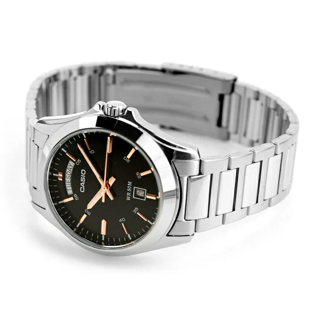 Casio MTP-1370D-1A2VDF orologio uomo quarzo acciaio inox con dettagli oro rosa e quadrante nero, design elegante con datario e stile classico.