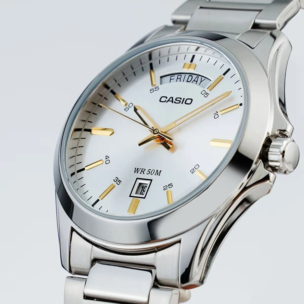 Casio Daydate MTP-1370D-7A2V – Orologio da uomo in acciaio inox con quadrante bianco e dettagli oro, 39mm, movimento al quarzo con Day-Date.