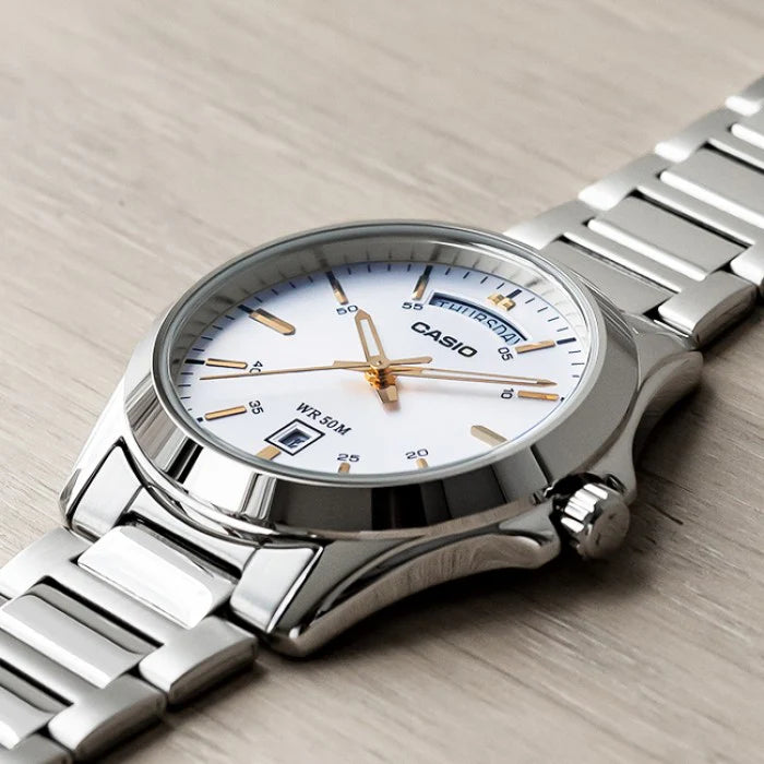 Casio Daydate MTP-1370D-7A2V – Orologio da uomo in acciaio inox con quadrante bianco e dettagli oro, 39mm, movimento al quarzo con Day-Date.