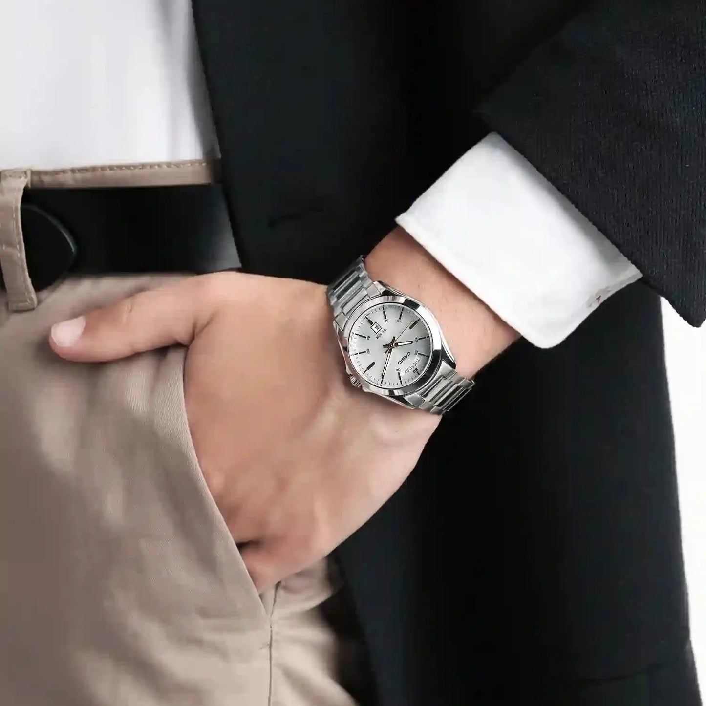 Casio Daydate MTP-1370D-7A2V – Orologio da uomo in acciaio inox con quadrante bianco e dettagli oro, 39mm, movimento al quarzo con Day-Date.