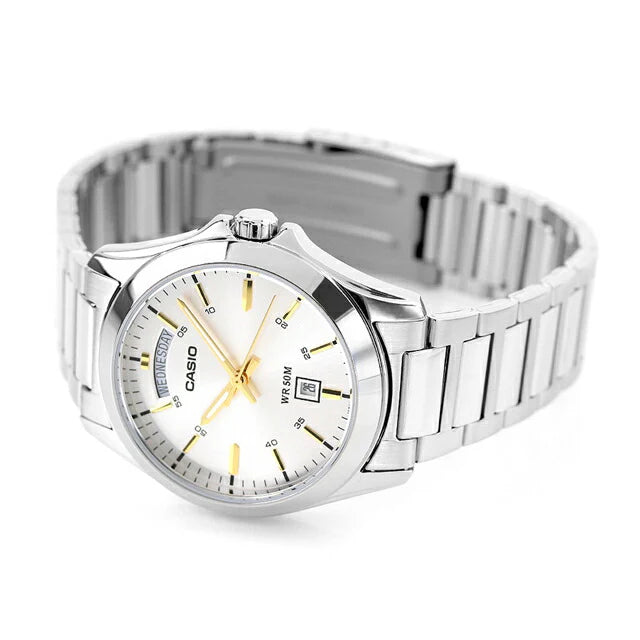 Casio Daydate MTP-1370D-7A2V – Orologio da uomo in acciaio inox con quadrante bianco e dettagli oro, 39mm, movimento al quarzo con Day-Date.
