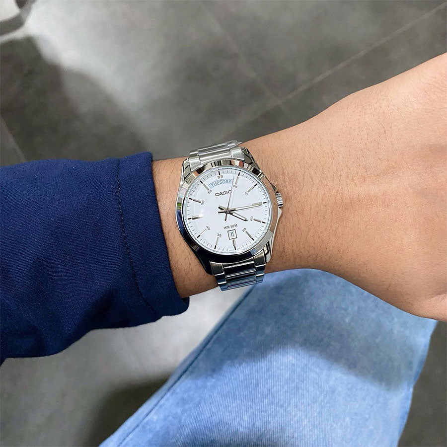 Casio Daydate MTP-1370D-7A3V – Orologio da uomo in acciaio inox con quadrante bianco 39mm, movimento al quarzo, day-date.