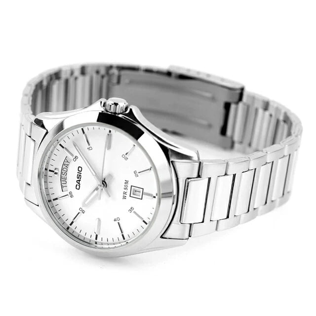 Casio Daydate MTP-1370D-7A3V – Orologio da uomo in acciaio inox con quadrante bianco 39mm, movimento al quarzo, day-date.