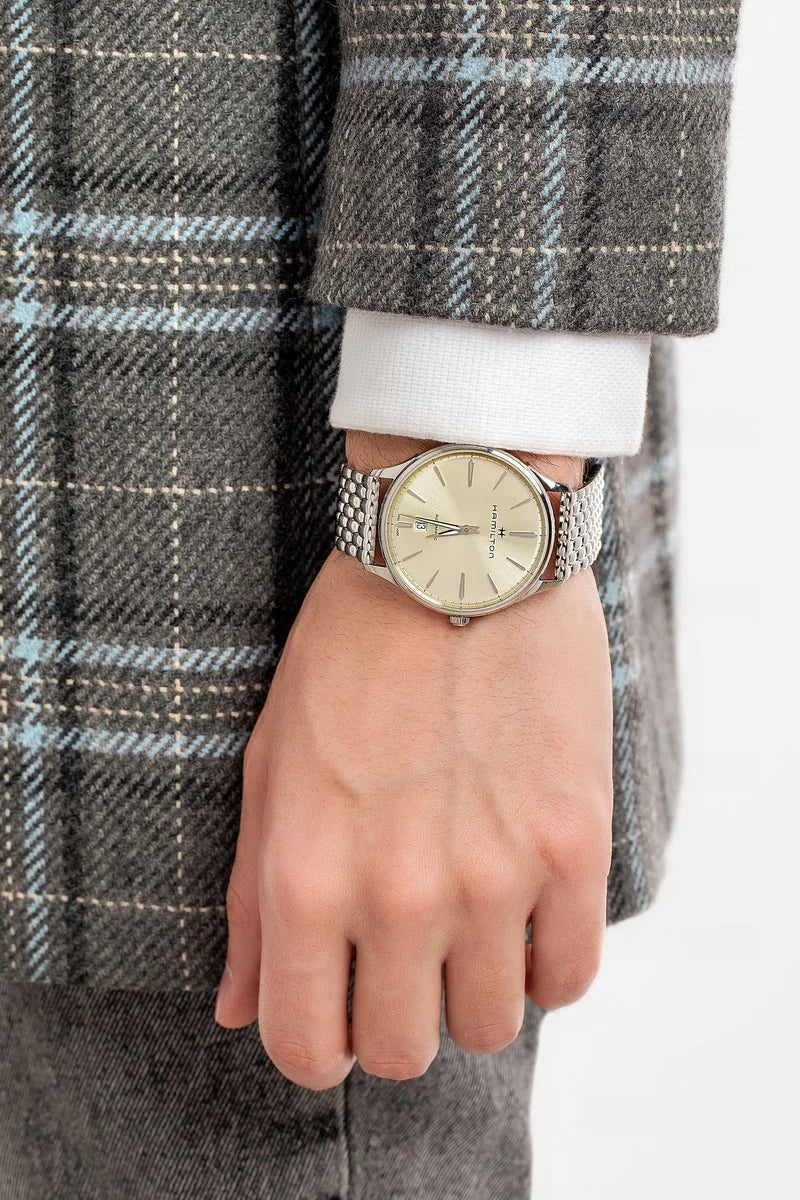Orologio Hamilton Jazzmaster Auto H38525121 da uomo, automatico Swiss Made con cassa in acciaio da 40 mm, quadrante silver raffinato con indici a bastone, cinturino in pelle marrone, movimento H-10 con riserva di carica di 80 ore, stile elegante e minimal, perfetto per uso quotidiano o occasioni formali, orologio classico e preciso firmato Hamilton.