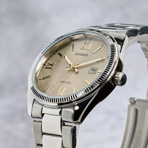 Casio MTP-1302DD-9A – Eleganza quotidiana in stile champagne
Un mix perfetto di raffinatezza e funzionalità essenziali. Il Casio MTP-1302DD-9A si distingue per la sua cassa in acciaio da 44 mm e il quadrante color champagne, che dona luce e carattere a ogni outfit. Le linee sobrie e il design classico lo rendono adatto sia al lavoro che al tempo libero.
Caratteristiche principali:
Quadrante champagne: Toni caldi e finitura metallica per un look raffinato.
Cassa in acciaio da 44 mm: Robusta e ben proporzi