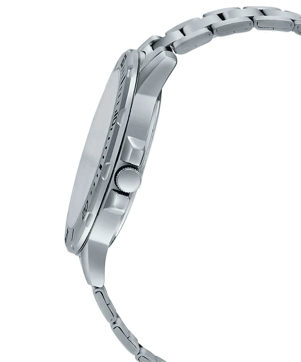 Orologio Casio MTP-VD300D-2EUDF con quadrante blu e bracciale in acciaio, vista frontale
Dettaglio del quadrante blu con sotto-quadranti giorno, data e 24 ore – Casio MTP-VD300D-2EUDF
Vista laterale della cassa in acciaio inox da 45 mm dell’orologio Casio MTP-VD300D-2EUDF
Orologio da uomo Casio MTP-VD300D-2EUDF con stile elegante e design multifunzione