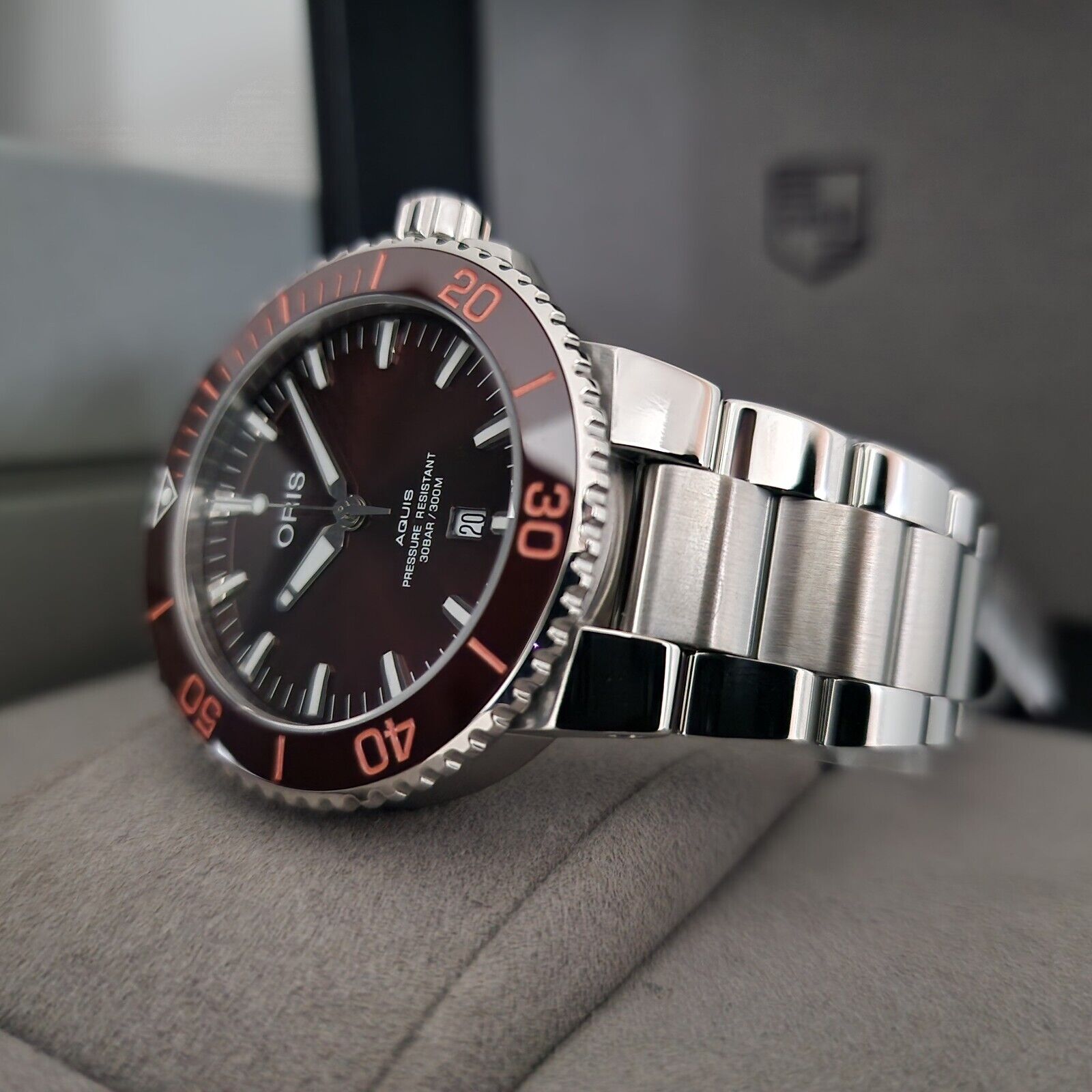 Oris Aquis Date Automatic Swiss Made Marrone 43.5mm – 01 733 7730 4152-07 8 24 05PEB orologio uomo acciaio quadrante marrone zaffiro movimento automatico