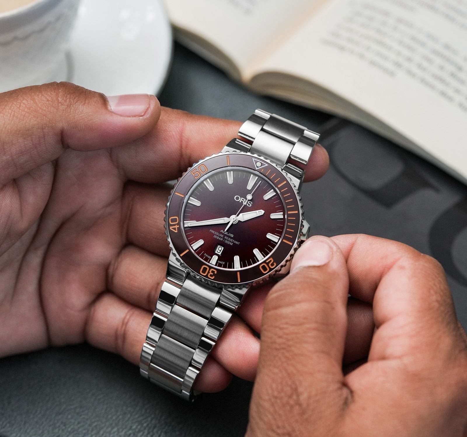 Oris Aquis Date Automatic Swiss Made Marrone 43.5mm – 01 733 7730 4152-07 8 24 05PEB orologio uomo acciaio quadrante marrone zaffiro movimento automatico