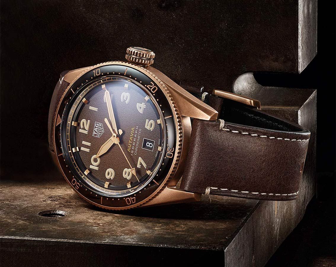 TAG Heuer Autavia Automatic 41 mm Bronze WBE5191.FC8276, quadrante marrone fumé, cassa bronzo, cinturino pelle marrone, movimento Calibre 5 COSC, orologio uomo elegante vintage.