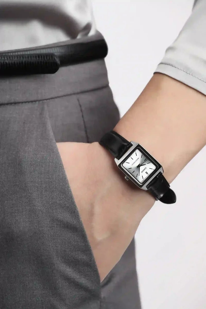 Casio tank rettangolare nero con cinturino in pelle LTP