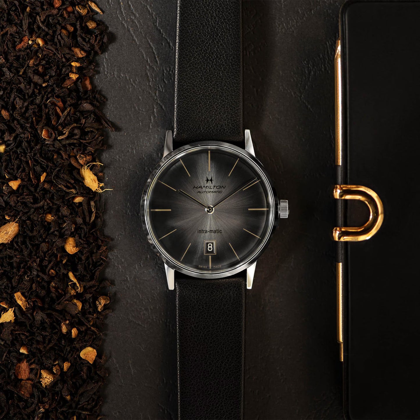 Orologio Hamilton American Classic Auto H38455781 uomo automatico con cassa in acciaio da 38 mm, quadrante silver elegante, cinturino in pelle marrone, movimento H-10 Swiss Made con 80 ore di riserva di carica, stile vintage classico, perfetto per look eleganti e casual, orologio Hamilton automatico Swiss Made per uomo, modello raffinato e preciso.