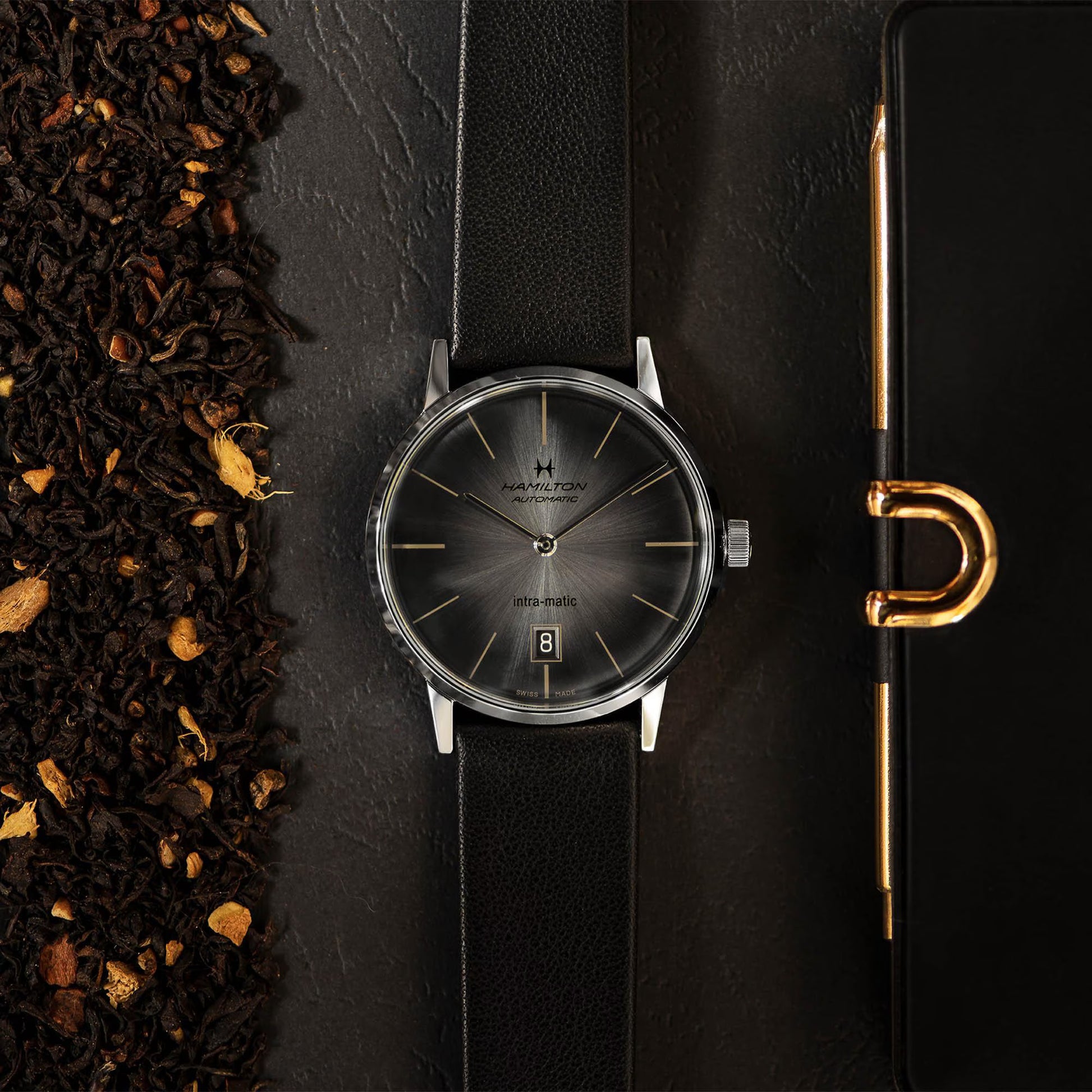Orologio Hamilton American Classic Auto H38455781 uomo automatico con cassa in acciaio da 38 mm, quadrante silver elegante, cinturino in pelle marrone, movimento H-10 Swiss Made con 80 ore di riserva di carica, stile vintage classico, perfetto per look eleganti e casual, orologio Hamilton automatico Swiss Made per uomo, modello raffinato e preciso.