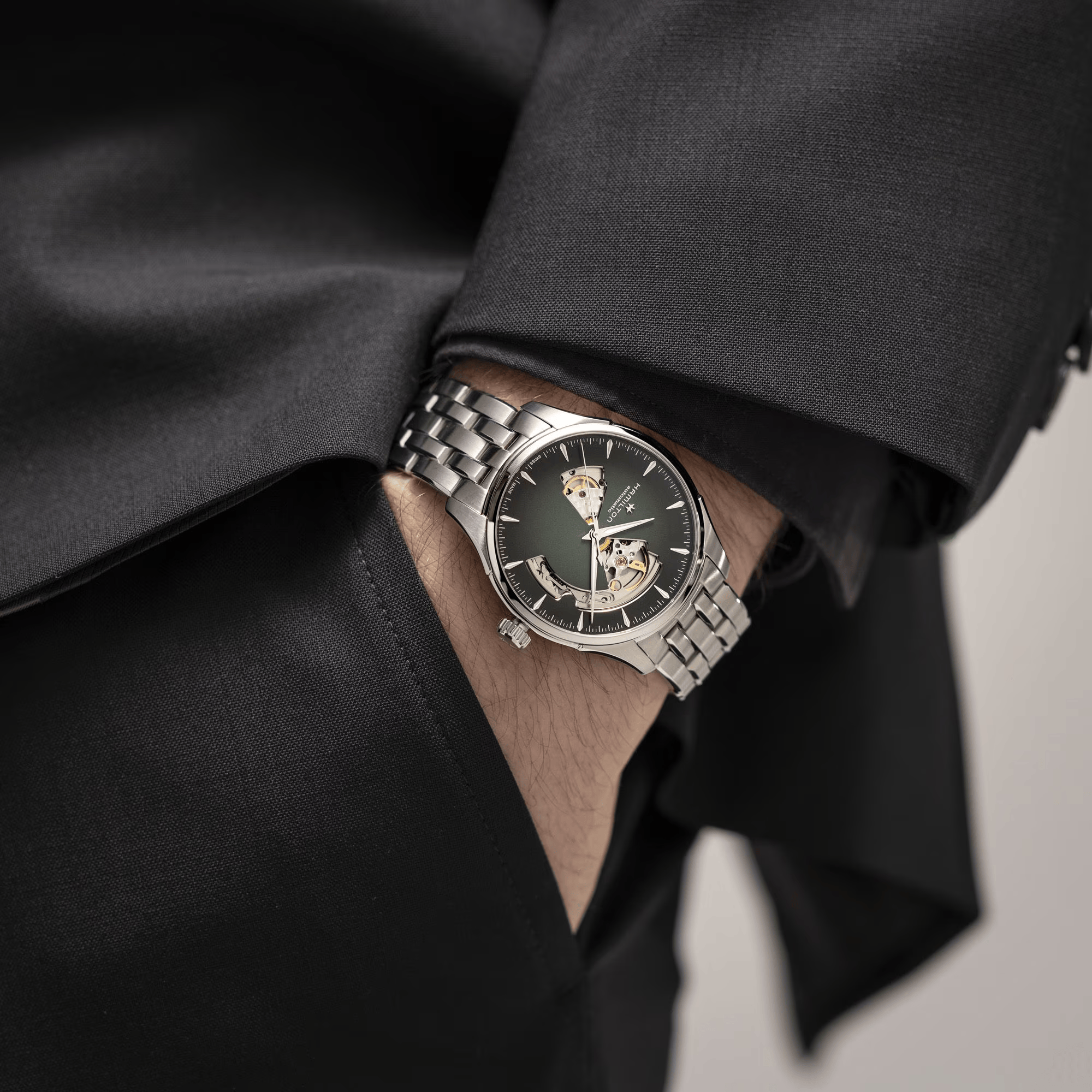 Orologio Hamilton Jazzmaster H32675160 automatico scheletrato uomo – quadrante verde, cassa acciaio, movimento Swiss Made a vista – elegante e sportivo, ideale per collezionisti e appassionati. Disponibile su mdrwatch, spedizione da Macerata Campania. Confronta con Cellini Caserta, Jolli Gioielli, Rutigliano Capua.
Sessa gioielleria santa maria