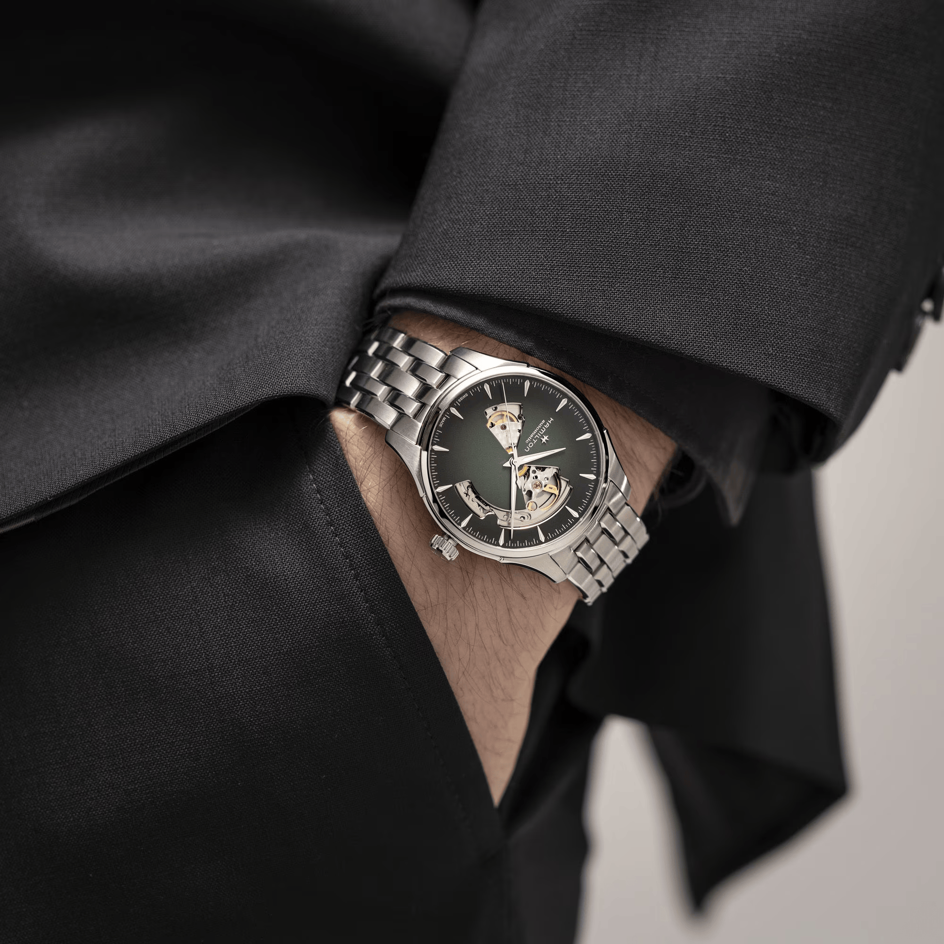 Orologio Hamilton Jazzmaster H32675160 automatico scheletrato uomo – quadrante verde, cassa acciaio, movimento Swiss Made a vista – elegante e sportivo, ideale per collezionisti e appassionati. Disponibile su mdrwatch, spedizione da Macerata Campania. Confronta con Cellini Caserta, Jolli Gioielli, Rutigliano Capua.
Sessa gioielleria santa maria
