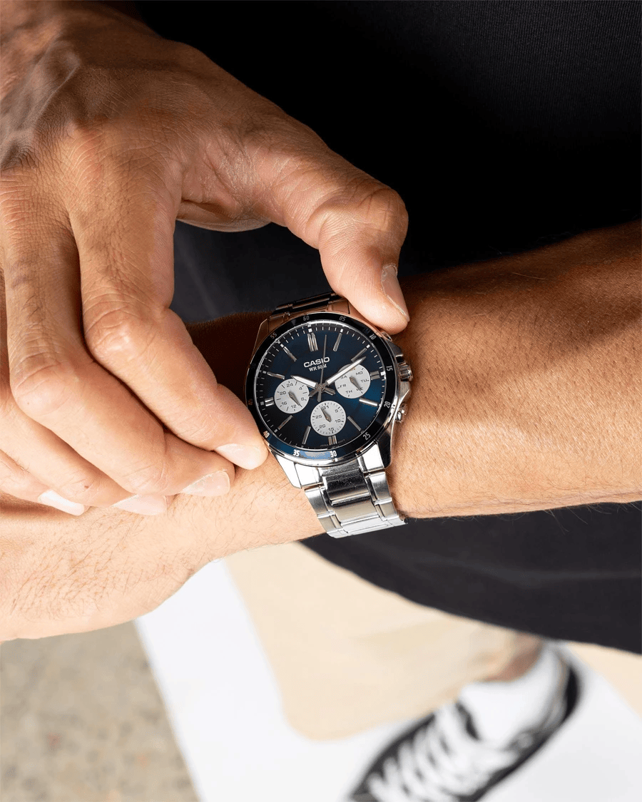 CASIO MTP-1374 – Sporty elegance with a blue dial