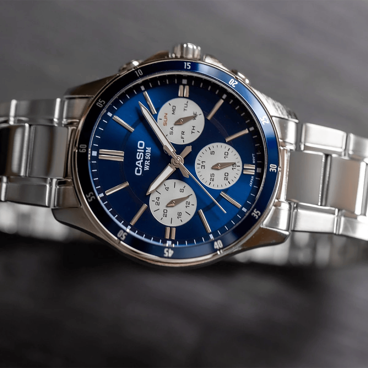 CASIO MTP-1374 – Sporty elegance with a blue dial