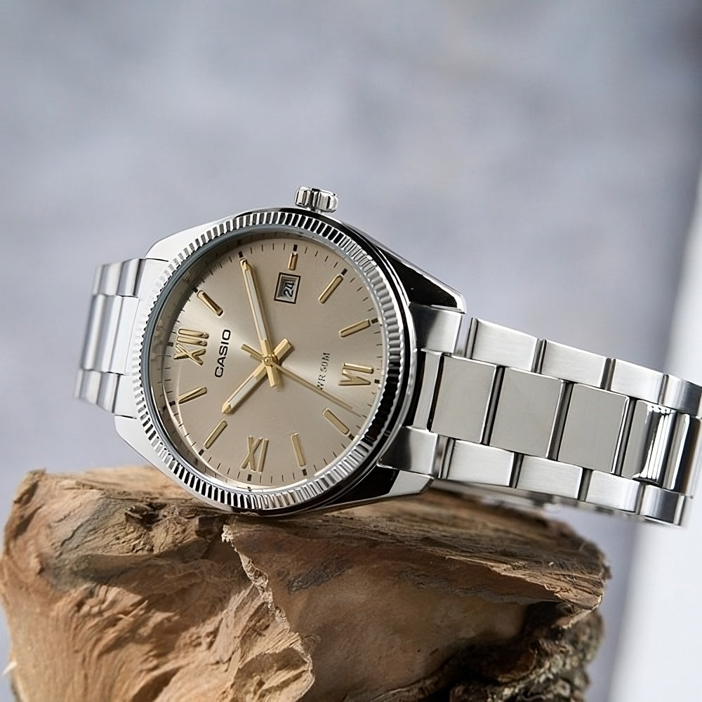 Casio MTP-1302DD-9A – Eleganza quotidiana in stile champagne
Un mix perfetto di raffinatezza e funzionalità essenziali. Il Casio MTP-1302DD-9A si distingue per la sua cassa in acciaio da 44 mm e il quadrante color champagne, che dona luce e carattere a ogni outfit. Le linee sobrie e il design classico lo rendono adatto sia al lavoro che al tempo libero.
Caratteristiche principali:
Quadrante champagne: Toni caldi e finitura metallica per un look raffinato.
Cassa in acciaio da 44 mm: Robusta e ben proporzi