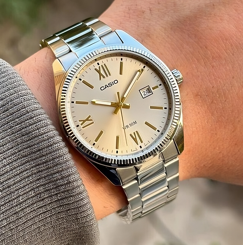 Casio MTP-1302DD-9A – Eleganza quotidiana in stile champagne
Un mix perfetto di raffinatezza e funzionalità essenziali. Il Casio MTP-1302DD-9A si distingue per la sua cassa in acciaio da 44 mm e il quadrante color champagne, che dona luce e carattere a ogni outfit. Le linee sobrie e il design classico lo rendono adatto sia al lavoro che al tempo libero.
Caratteristiche principali:
Quadrante champagne: Toni caldi e finitura metallica per un look raffinato.
Cassa in acciaio da 44 mm: Robusta e ben proporzi