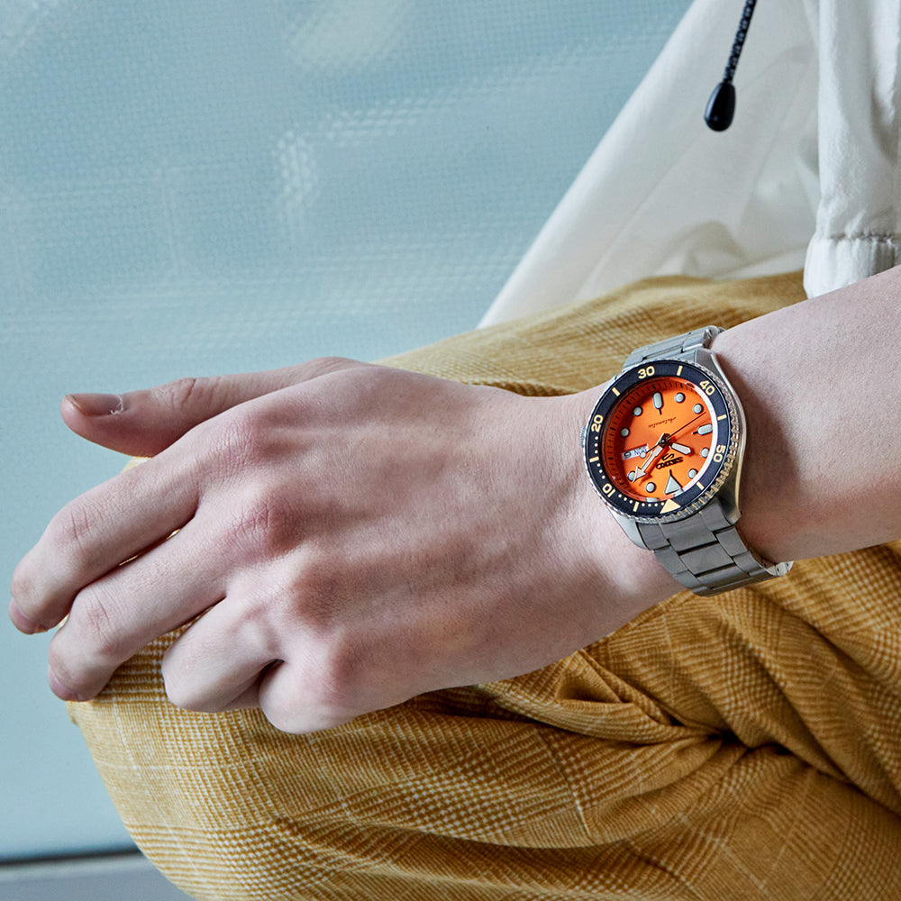 Seiko 5 Sports SRPD59K1 – Automatico, quadrante arancione, cassa 42,5mm in acciaio, lunetta nera, movimento 4R36

