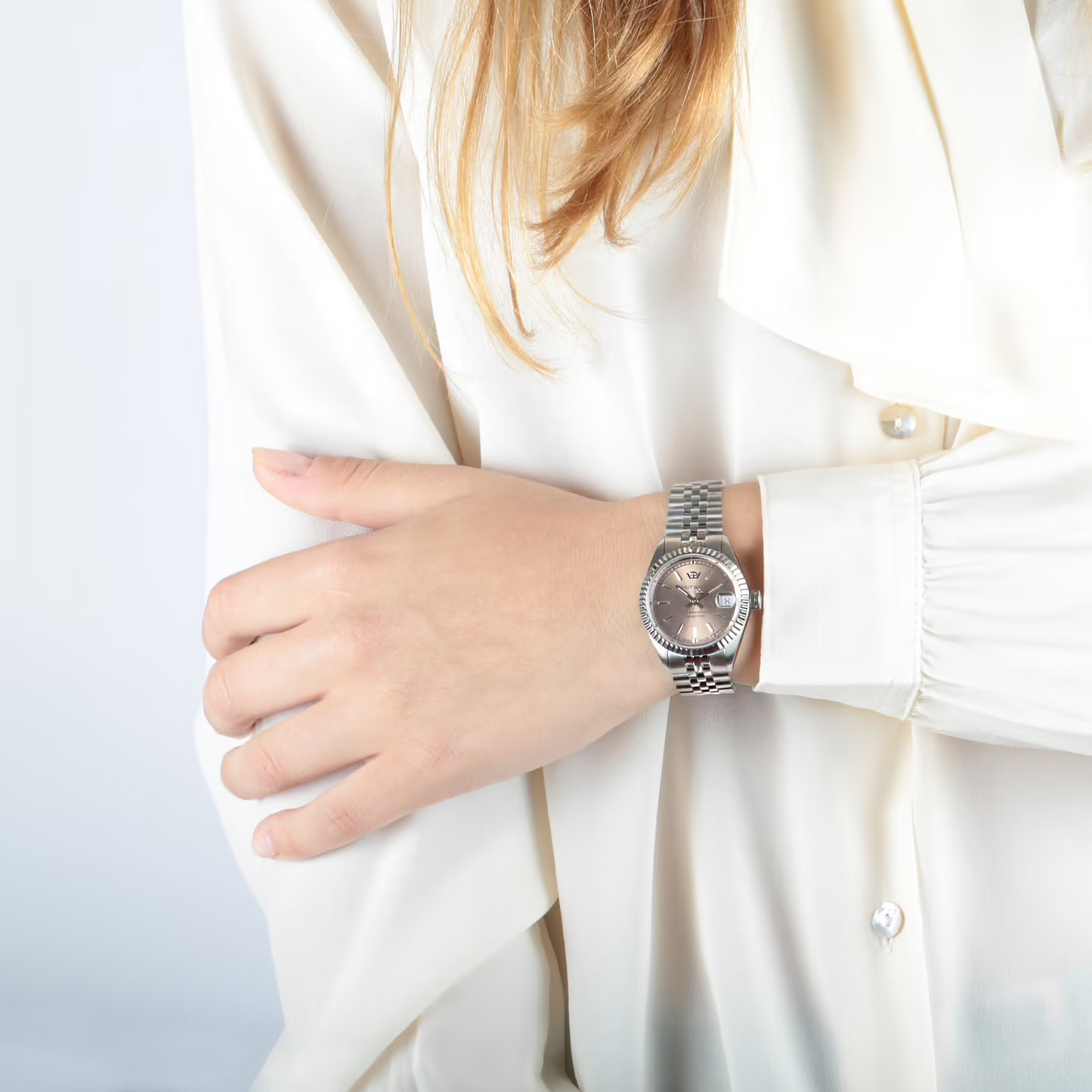 Orologio donna Philip Watch R8253597605 collezione Caribe, cassa rettangolare 39x31,3 mm in acciaio rosa satinato, vetro zaffiro, bracciale in metallo argento con chiusura deployante, movimento al quarzo Swiss Made.