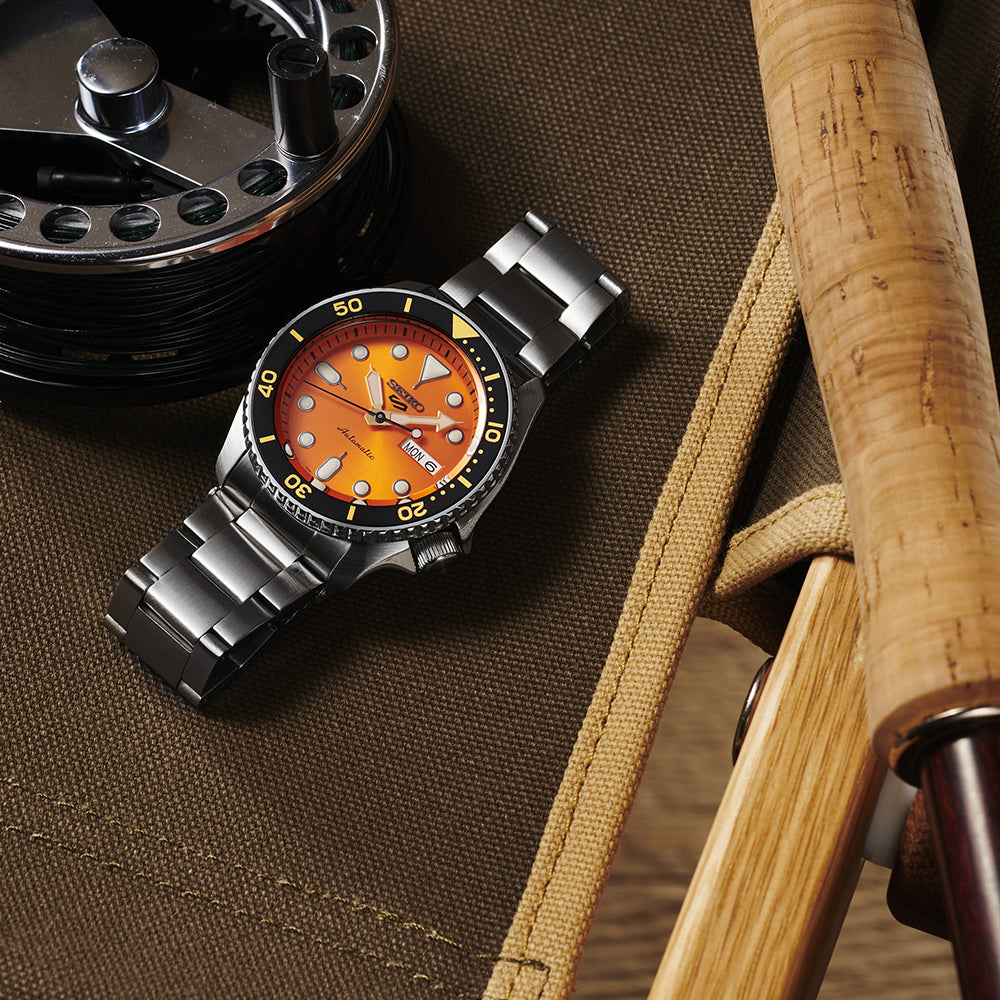 Seiko 5 Sports SRPD59K1 – Automatico, quadrante arancione, cassa 42,5mm in acciaio, lunetta nera, movimento 4R36

