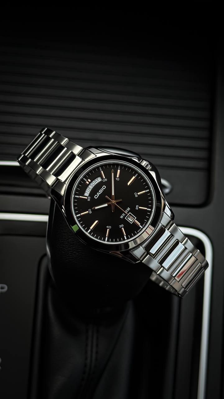 Casio MTP-1370D-1A2VDF orologio uomo quarzo acciaio inox con dettagli oro rosa e quadrante nero, design elegante con datario e stile classico.