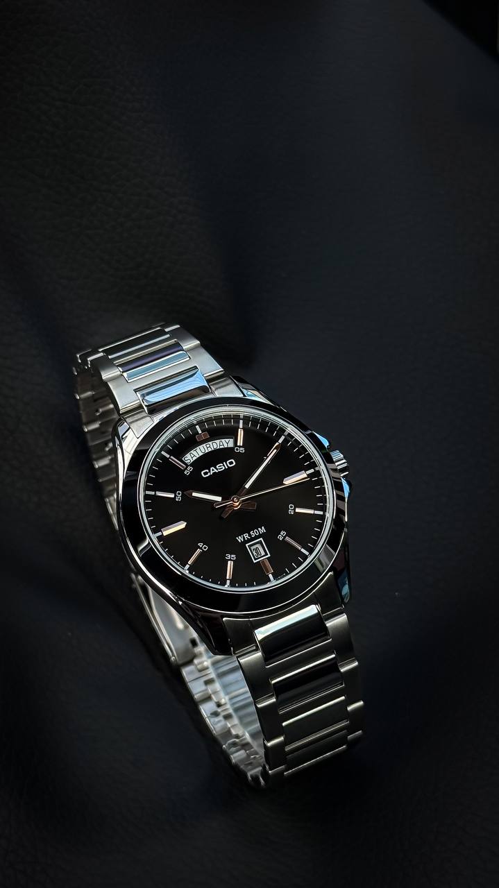 Casio MTP-1370D-1A2VDF orologio uomo quarzo acciaio inox con dettagli oro rosa e quadrante nero, design elegante con datario e stile classico.