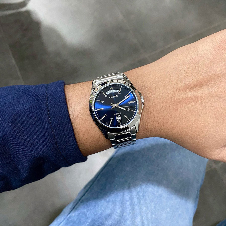Casio MTP-1370D-2A2 orologio quarzo uomo quadrante blu 39mm acciaio day-date