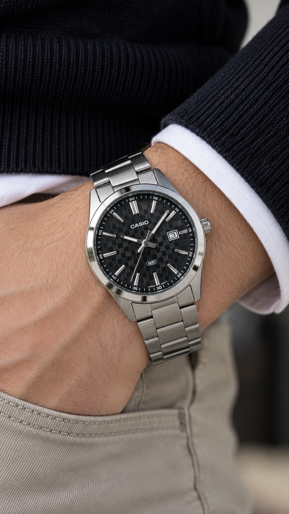Casio MTP-VD03D-1A orologio uomo 41 mm con quadrante nero, cassa argentata, movimento al quarzo e bracciale in acciaio inox.