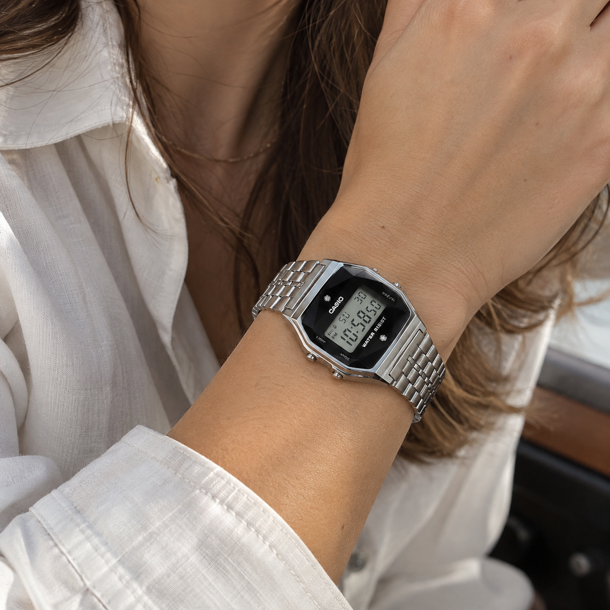 Casio Vintage A159WAD-1DF digitale con quadrante nero impreziosito da diamanti naturali, cassa argentata e bracciale in acciaio inox.