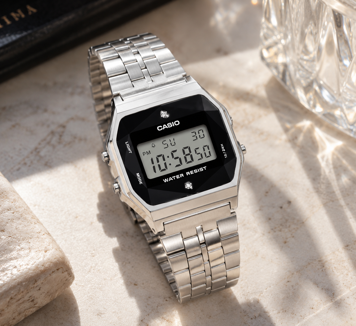 Casio Vintage A159WAD-1DF digitale con quadrante nero impreziosito da diamanti naturali, cassa argentata e bracciale in acciaio inox.