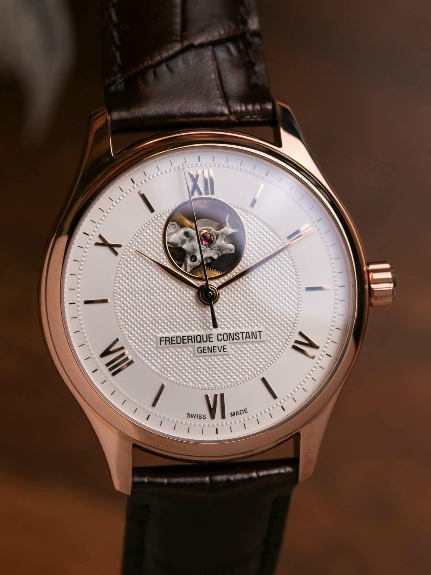 Frederique Constant Classics Heart Beat Automatic FC-310MV5B4 – Orologio automatico 40mm, acciaio oro rosa, quadrante guilloché Clous de Paris, apertura Heart Beat.