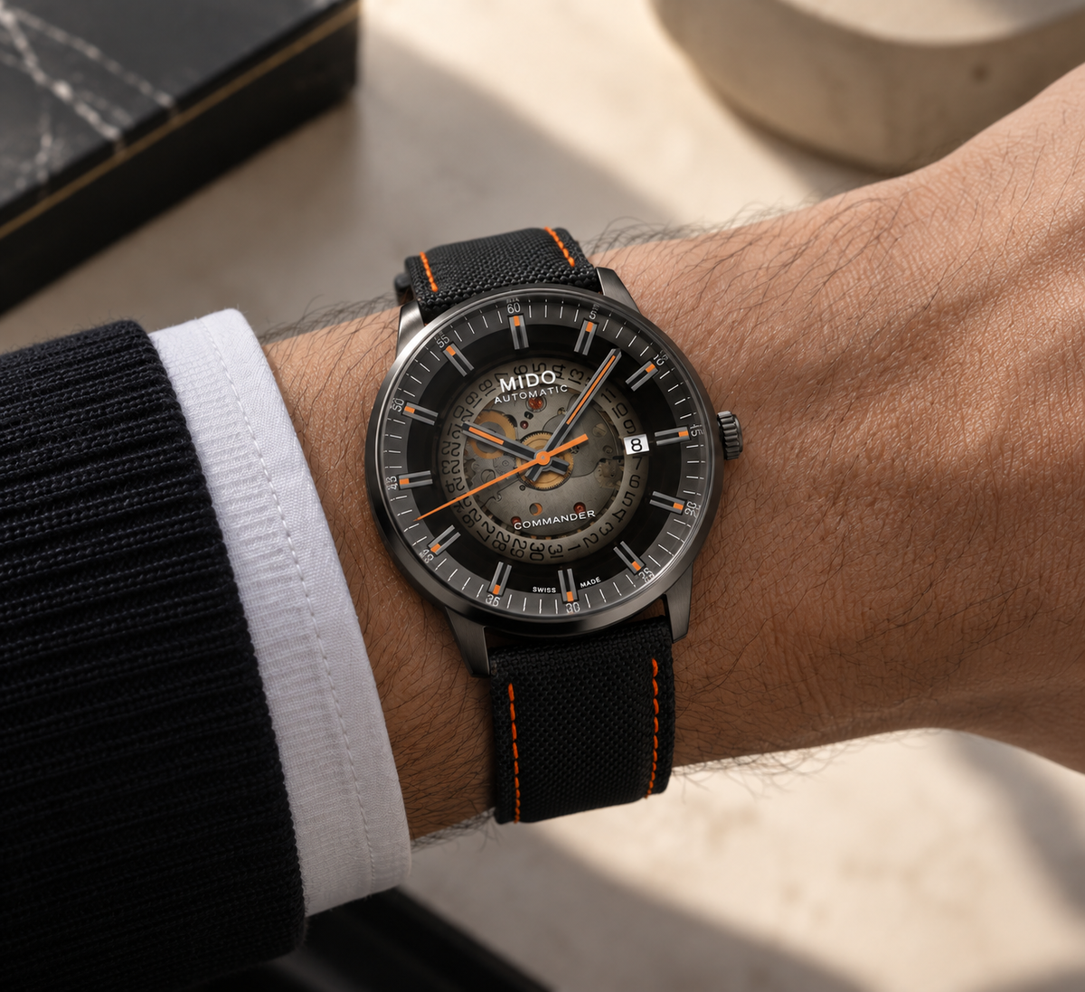 Mido Commander Gradient M021.407.37.411.00 automatico 40 mm con quadrante trasparente fumé, cassa PVD nera e cinturino in pelle.