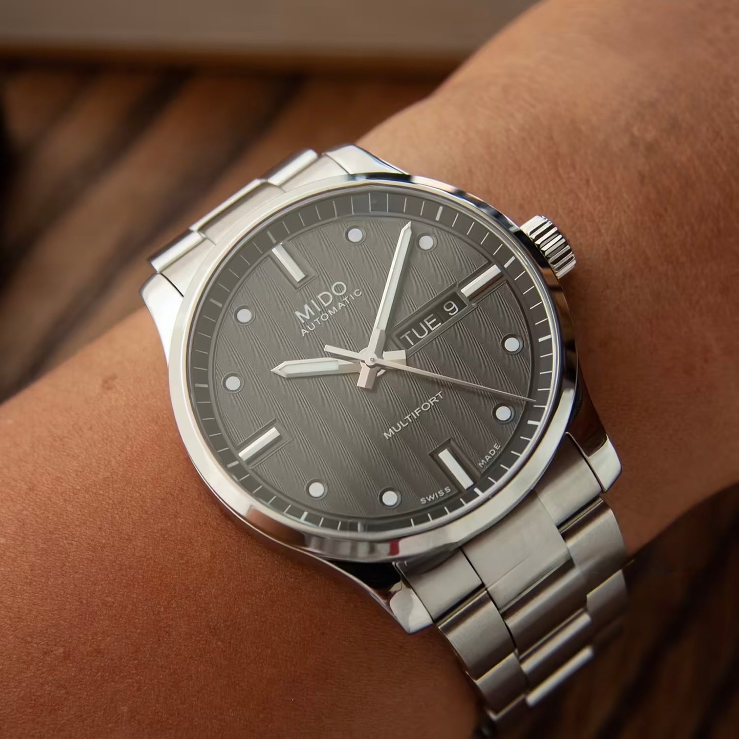Mido Multifort Gent Automatico Swiss Made grigio 42 mm M005.430.11.061.80 con movimento Caliber 80, vetro zaffiro, datario giorno e data e bracciale acciaio.
