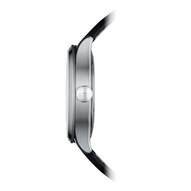Mido Multifort M005.430.16.031.80 automatico 42 mm con quadrante bianco, cassa in acciaio, vetro zaffiro e cinturino in pelle.