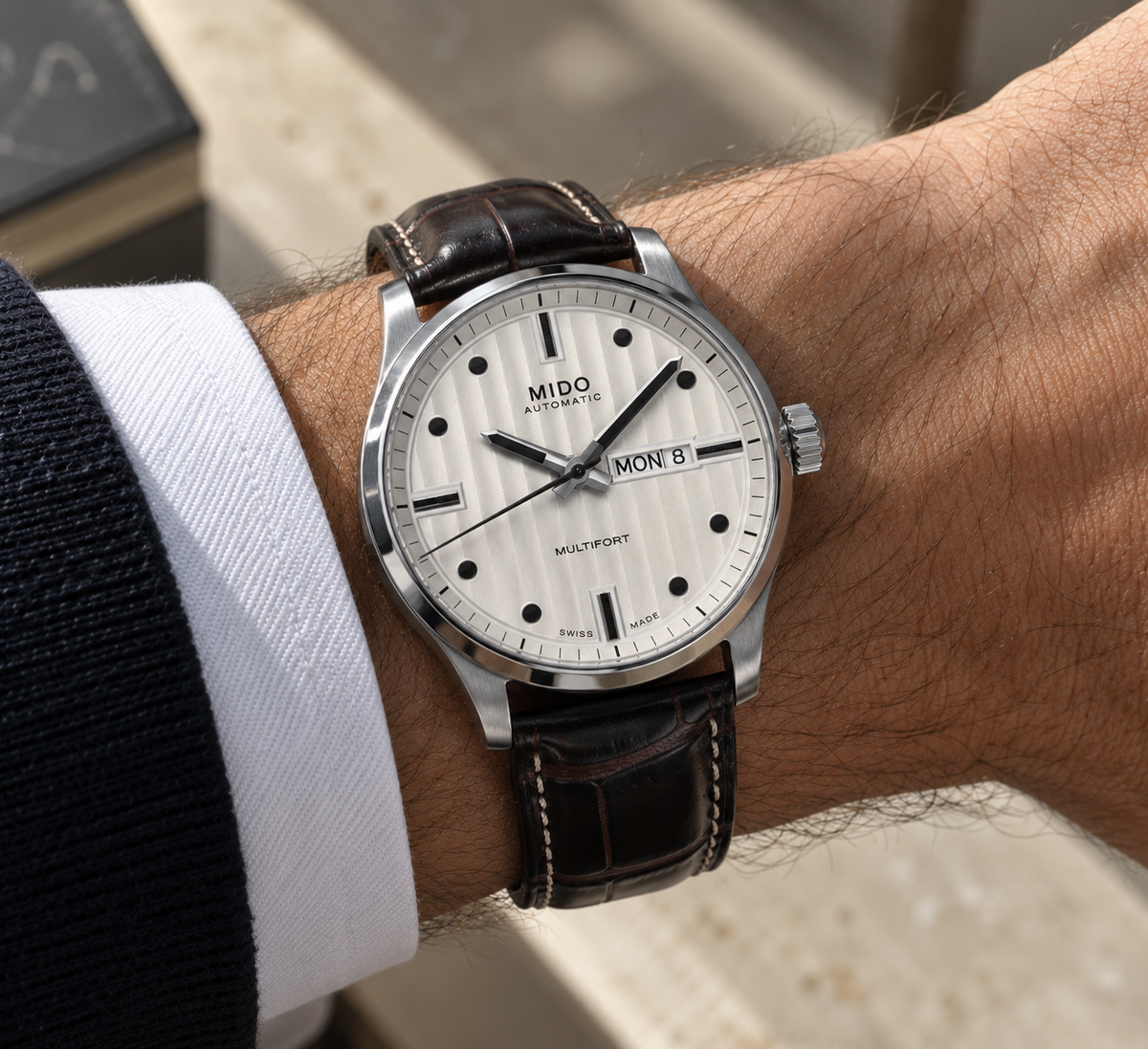 Mido Multifort M005.430.16.031.80 automatico 42 mm con quadrante bianco, cassa in acciaio, vetro zaffiro e cinturino in pelle.