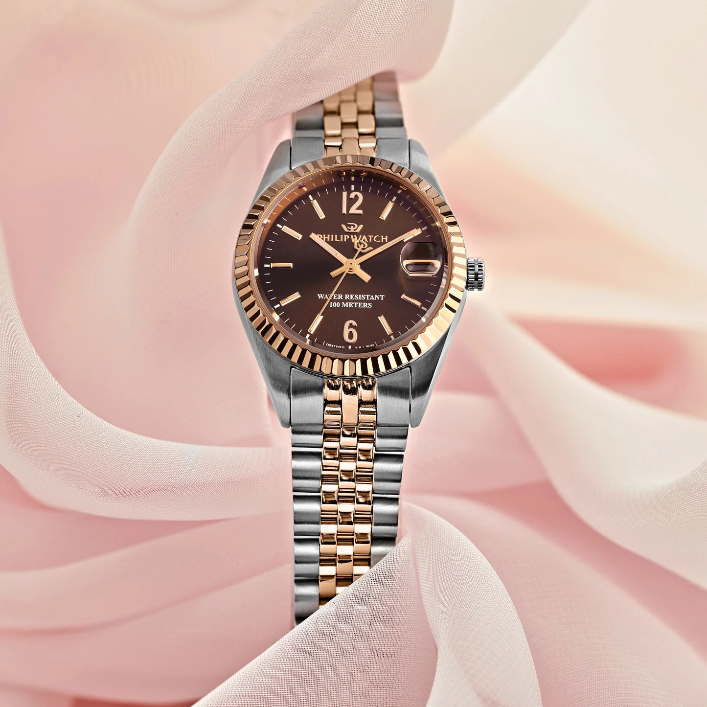 Orologio donna Philip Watch R8253597660 collezione Caribe, cassa 31 mm in acciaio, quadrante marrone con datario a lente, vetro zaffiro antiriflesso, bracciale in acciaio e movimento al quarzo Swiss Made.