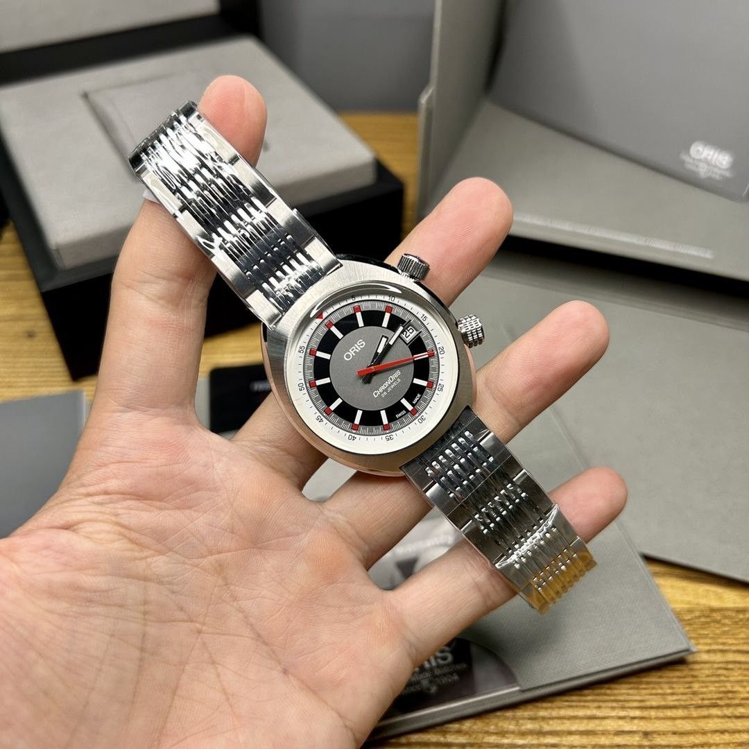 Oris Chronoris Date automatico 39mm acciaio quadrante grigio dettagli rossi ref 01 733 7737 4053-07 8 19 01 Swiss Made