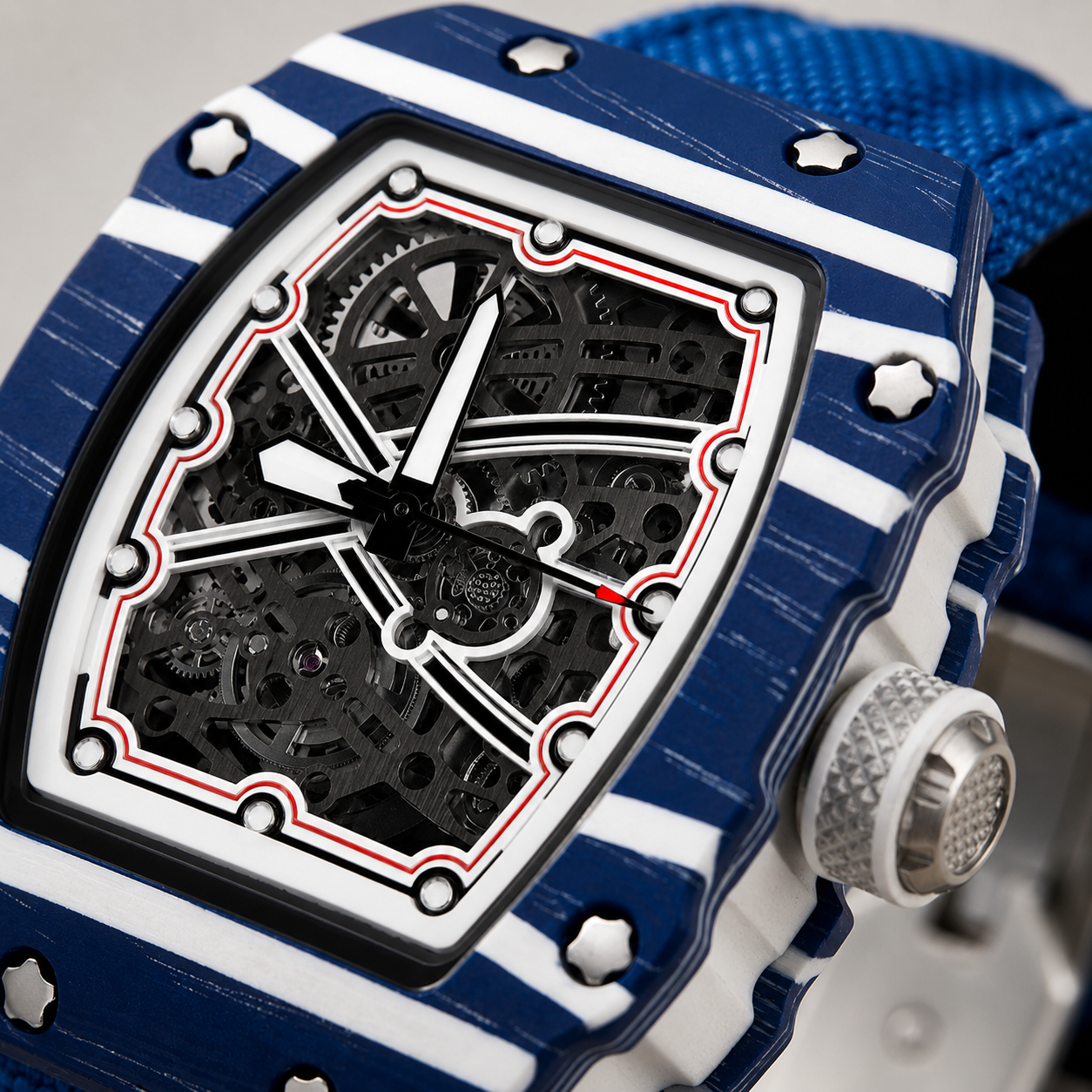 Orologio RM Style al quarzo con cassa tonneau blu e bianca, quadrante bianco e nero e cinturino in velcro. Design sportivo e moderno, ispirato all’orologeria luxury