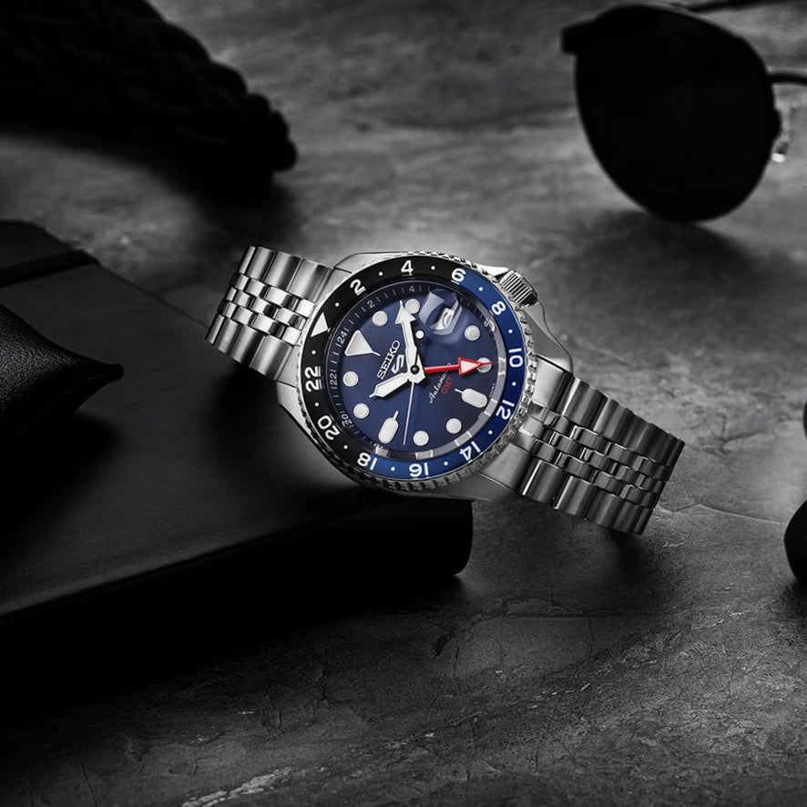 Seiko SSK003K1 orologio uomo automatico GMT 42,5mm cassa acciaio inox quadrante blu lunetta bicolore Batman vetro Hardlex bracciale jubilee resistente sportivo Lumibrite 4R34 datario

