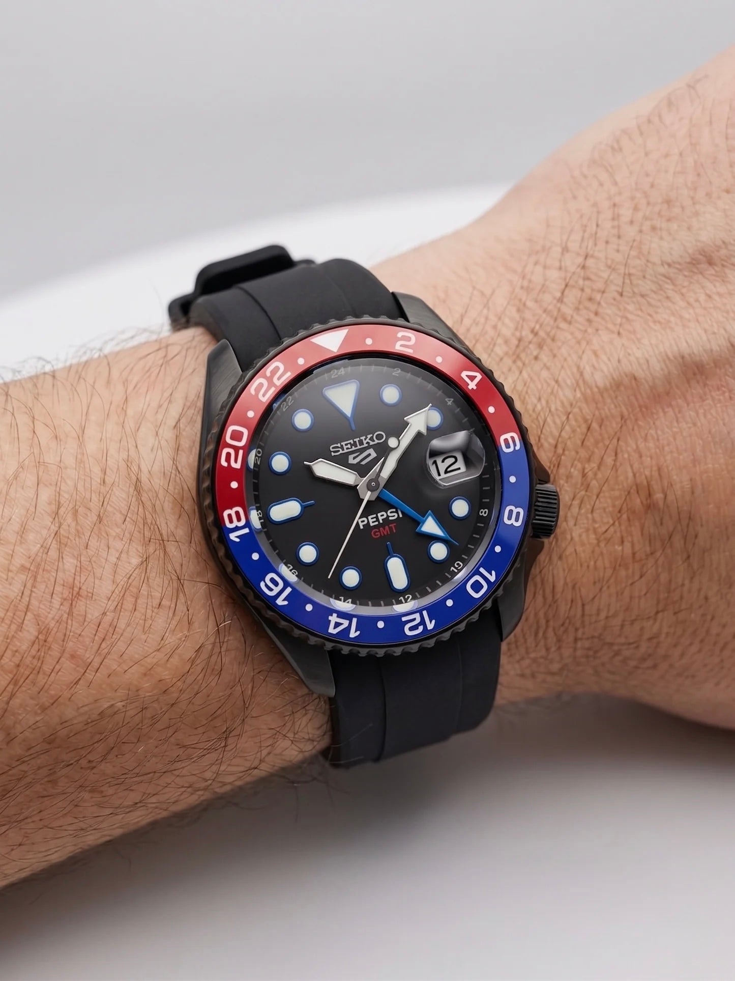 Seiko 5 Sports GMT Pepsi Limited Edition SSK047K1 orologio automatico uomo quadrante nero lunetta Pepsi rossa blu calibro 4R34 cassa acciaio 42,5 mm