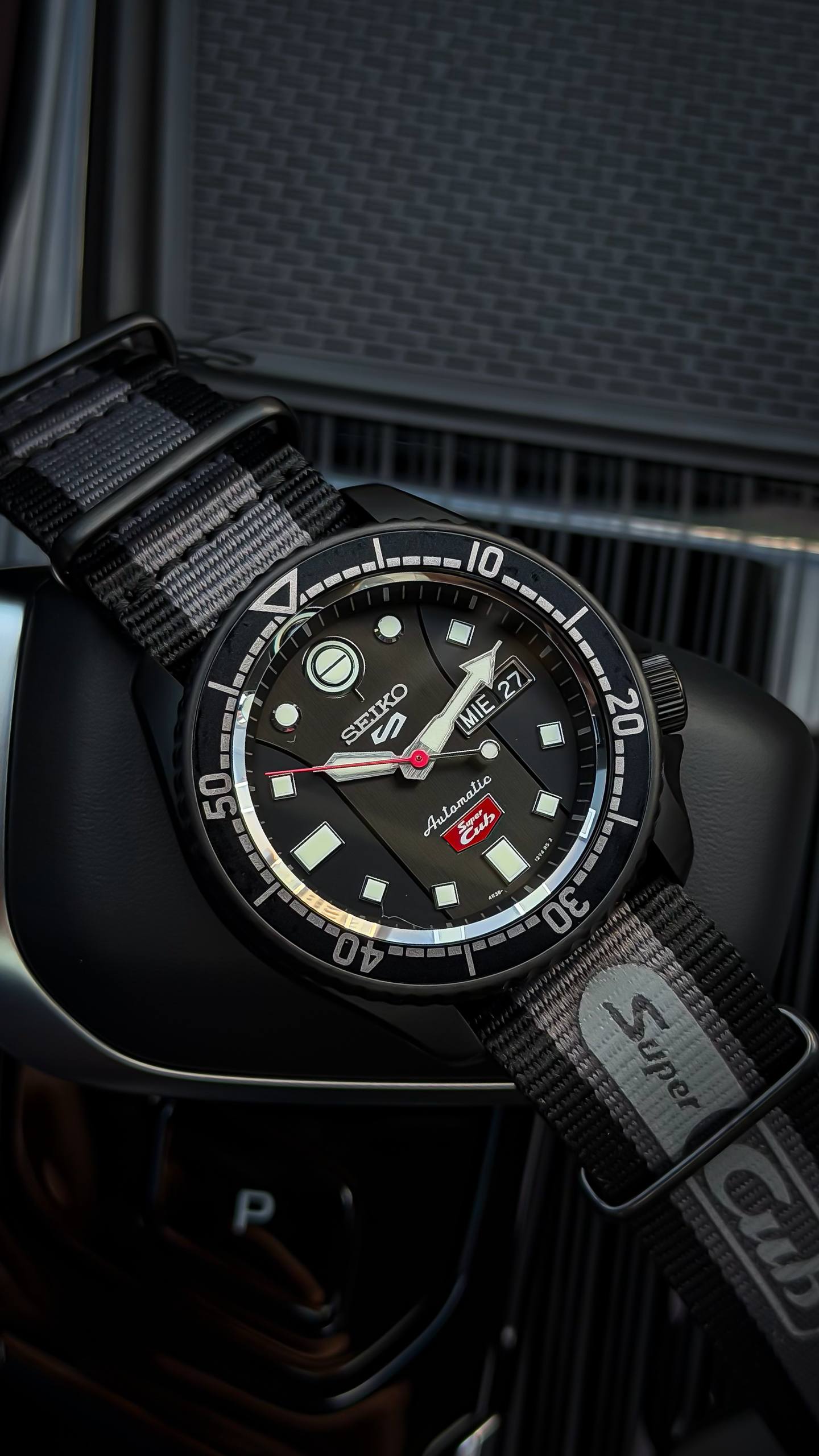 Seiko 5 Sports Honda Super Cub Limited Edition SRPJ75K1 orologio automatico 42,5 mm calibro 4R36 edizione limitata moto Honda vintage motociclistico