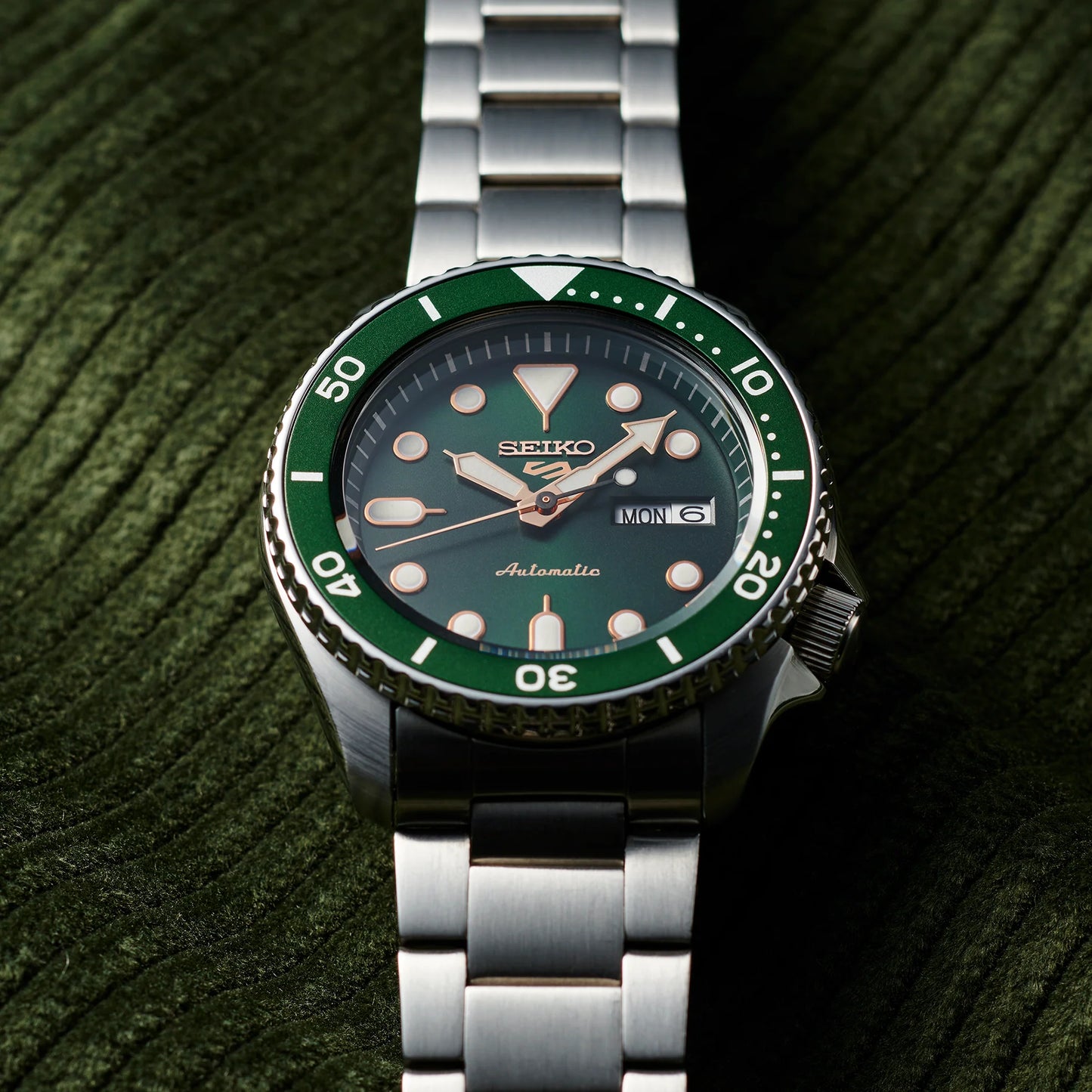 Seiko 5 Sports SRPD63K1 automatico, quadrante verde sunburst, acciaio 42,5 mm, bracciale metallo, codice SRPD63K1.