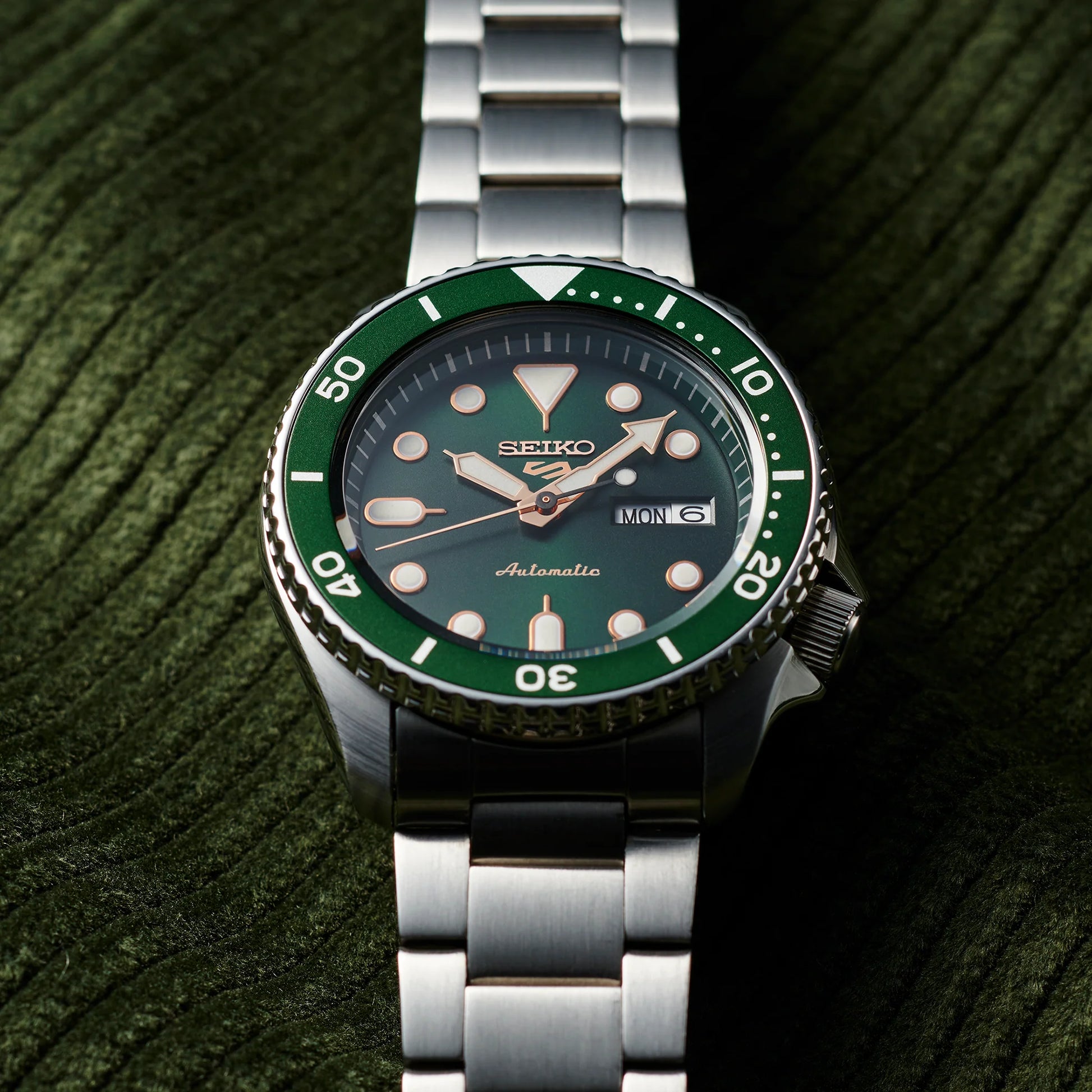 Seiko 5 Sports SRPD63K1 automatico, quadrante verde sunburst, acciaio 42,5 mm, bracciale metallo, codice SRPD63K1.