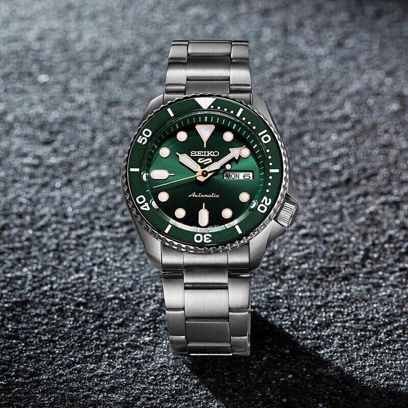Seiko 5 Sports SRPD63K1 automatico, quadrante verde sunburst, acciaio 42,5 mm, bracciale metallo, codice SRPD63K1.