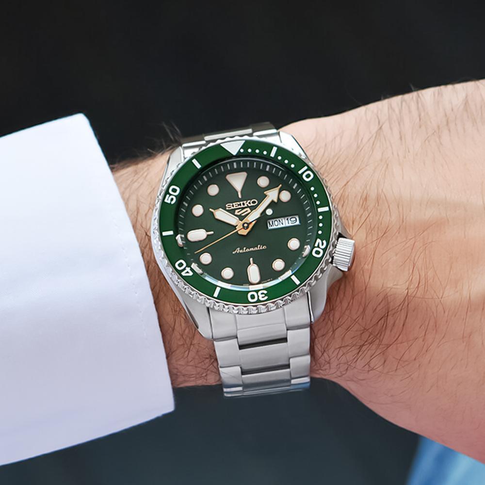 Seiko 5 Sports SRPD63K1 automatico, quadrante verde sunburst, acciaio 42,5 mm, bracciale metallo, codice SRPD63K1.