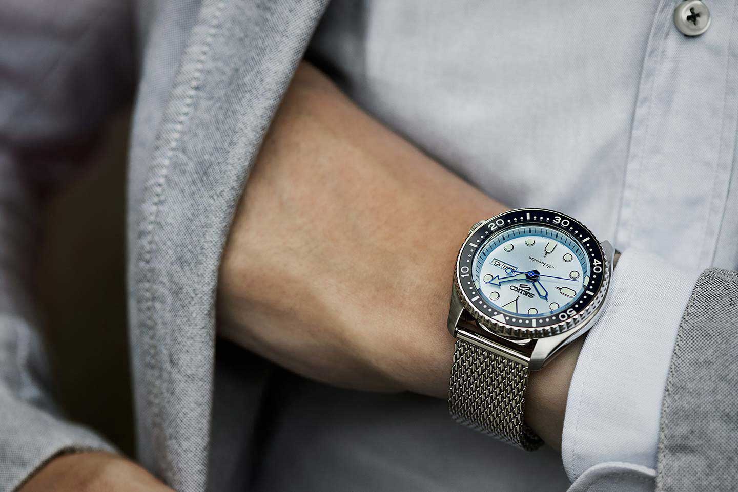 Acquista il Seiko 5 Sports SRPE77 con movimento automatico 4R36, quadrante Ice Blue, cassa da 42,5 mm e bracciale originale in acciaio a maglia milanese.